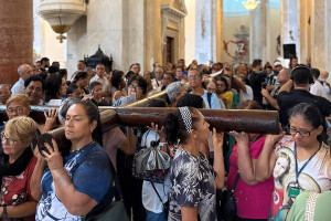 Chuva leva Via Sacra da Fraternidade para dentro da Bas&iacute;lica da Penha, no Recife, pela primeira vez em 27 anos