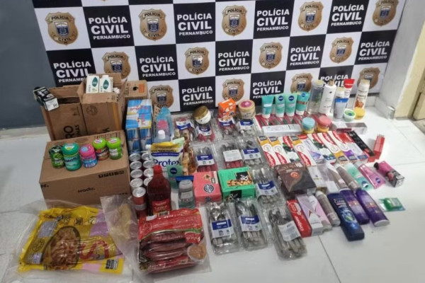 Polícia encontrou diversos produtos furtados pelas suspeitas (Foto: PCPE)