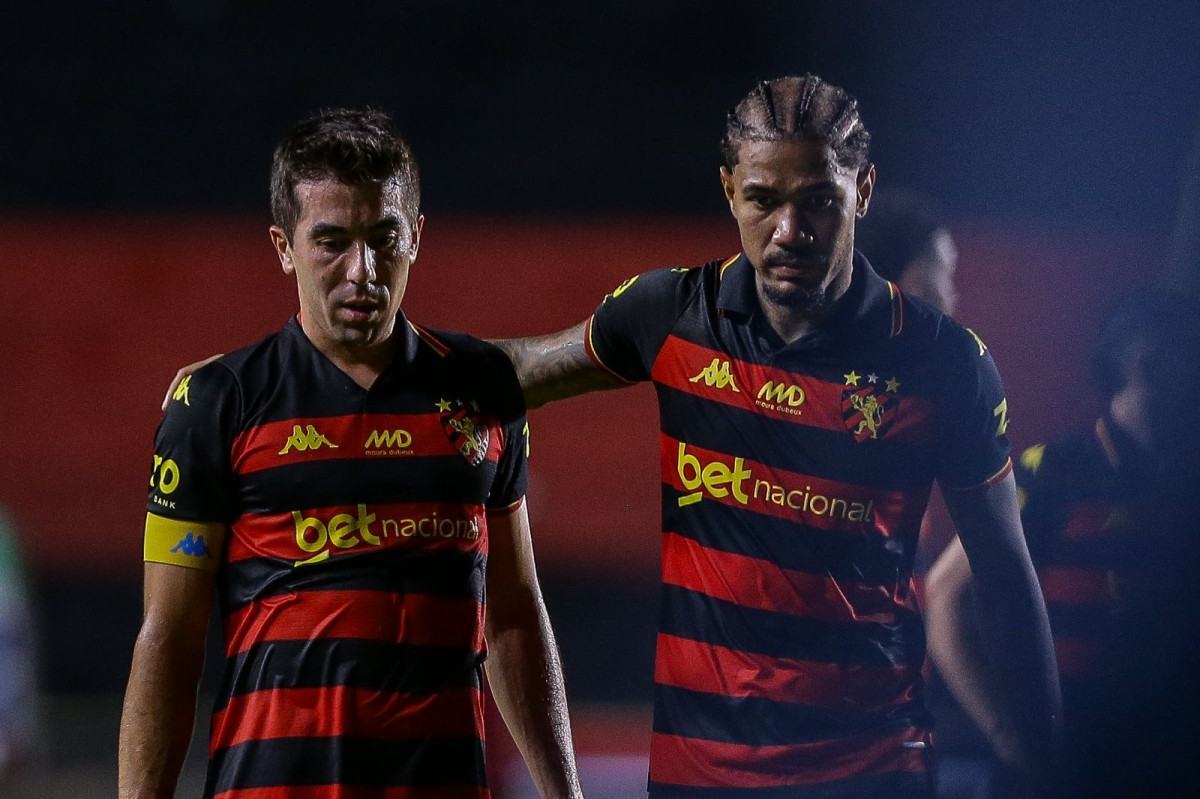 O meia-atacante Carlos de Pena e o volante Zé Gabriel, jogadores do Sport/Rafael Vieira/DP Foto