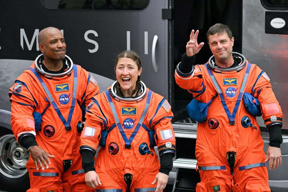 Os astronautas da NASA Victor Glover, piloto da Artemis II, Christina Koch, especialista da missão Artemis II, e Reid Wiseman, comandante da Artemis II, caminham antes de embarcar em um ônibus rumo à plataforma de lançamento para embarcar no foguete Space Launch System (SLS) da missão lunar tripulada Artemis II no Centro Espacial Kennedy/ AFP