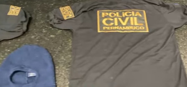 Camisetas falsas da Polícia Civil e toucas foram apreendidas com suspeito /Divulgação 