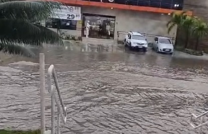 Rua em Olinda ficou alagada /Redes sociais 