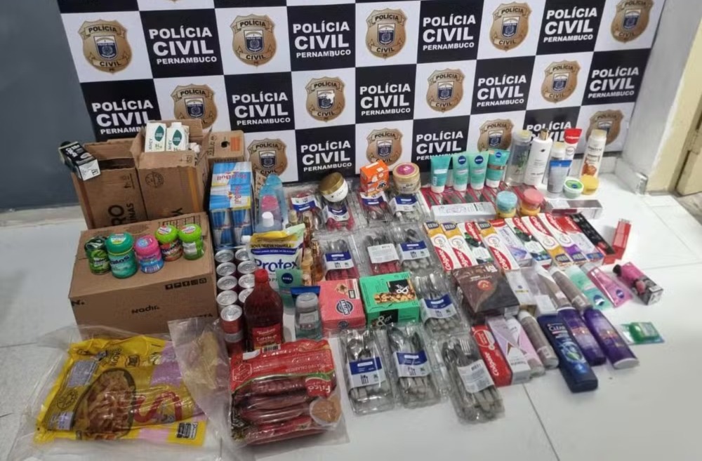 Polícia encontrou diversos produtos furtados pelas suspeitas/Foto: PCPE