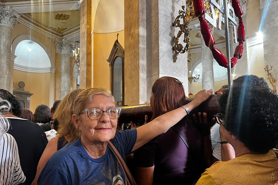 Quitéria Ramalho saiu de Paulista, debaixo de muita chuva, para celebrar a Via Sacra/NICOLLE GOMES/DP