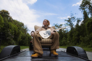 Na turn&ecirc; "Nem T&atilde;o Pouco Assim", Carol Biazin reveste seus hits com arranjos mais introspectivos