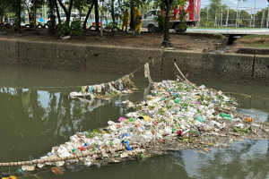 Rede de conten&ccedil;&atilde;o do lixo no Canal do Arruda