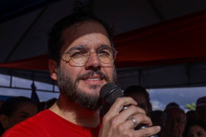 O deputado assegurou que "a for&ccedil;a do presidente Lula" estar&aacute; no palanque de Raquel, que oficialmente apoia o oponente, pr&eacute;-candidato ao governo e ex-prefeito do Recife, Jo&atilde;o Campos (PSB)