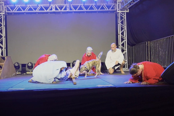 Durante uma encena&ccedil;&atilde;o da Paix&atilde;o de Cristo em Sapiranga, Porto Alegre, uma "atriz" inesperada subiu ao palco para ajudar Jesus (Foto: Reprodu&ccedil;&atilde;o/V&iacute;deo @felipesilva_filmes - Mirante Produ&ccedil;&otilde;es)