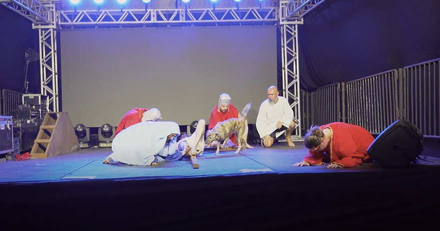 Durante uma encena&ccedil;&atilde;o da Paix&atilde;o de Cristo em Sapiranga, Porto Alegre, uma "atriz" inesperada subiu ao palco para ajudar Jesus/Foto: Reprodu&ccedil;&atilde;o/V&iacute;deo @felipesilva_filmes - Mirante Produ&ccedil;&otilde;es