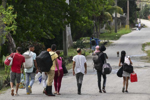 Os Estados Unidos declararam estar cientes das solturas iniciadas nesta sexta-feira e exigiram de Havana "a liberta&ccedil;&atilde;o imediata das centenas de outros corajosos patriotas cubanos que permanecem detidos injustamente", segundo um porta-voz do Departamento de Estado