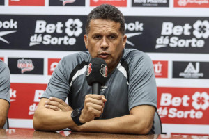 Claudinei Oliveira, t&eacute;cnico do Santa Cruz