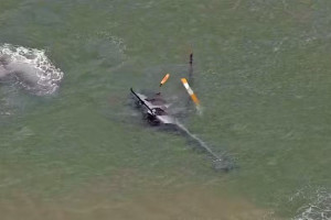 Helic&oacute;ptero cai no mar da praia da Barra da Tijuca, no Rio de Janeiro