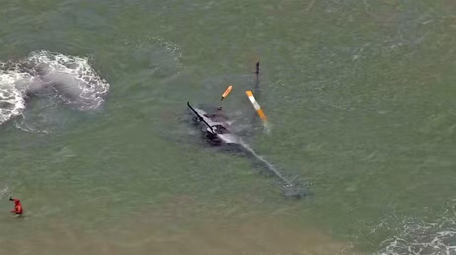 Helic&oacute;ptero ca&iacute; no mar da barra da tijuca/Reprodu&ccedil;&atilde;o