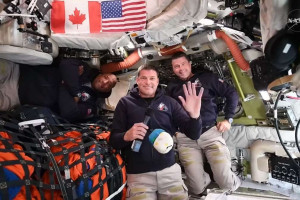 Esta captura de tela de uma transmiss&atilde;o ao vivo da NASA mostra (da esquerda para a direita) o astronauta da NASA e piloto da Artemis II, Victor Glover, o astronauta da Ag&ecirc;ncia Espacial Canadense e especialista em miss&atilde;o da Artemis II, Jeremy Hansen, e o astronauta da NASA e comandante da Artemis II, Reid Wiseman, durante uma coletiva de imprensa enquanto viajam para a Lua na espa&ccedil;onave Orion