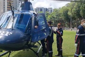 A paciente foi embarcada na aeronave e seguiu em dire&ccedil;&atilde;o ao Campo do Derby, no Recife