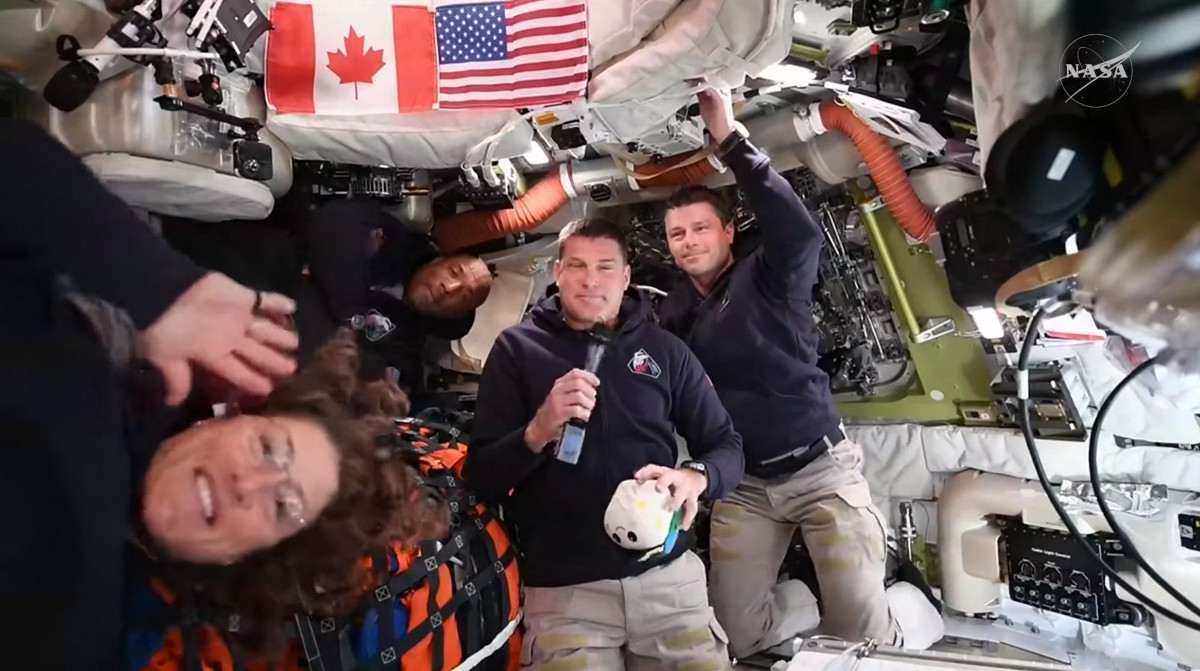 Esta captura de tela de uma transmissão ao vivo da NASA mostra (da esquerda para a direita) a astronauta da NASA e especialista da missão Artemis II, Christina Koch; o astronauta da NASA e piloto da Artemis II, Victor Glover; o astronauta da Agência Espacial Canadense e especialista da missão Artemis II, Jeremy Hansen; e o astronauta da NASA e comandante da Artemis II, Reid Wiseman/ AFP