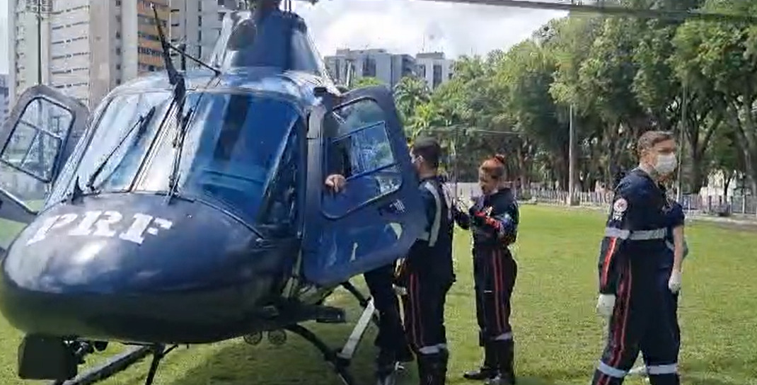 A paciente foi embarcada na aeronave e seguiu em direção ao Campo do Derby, no Recife/Foto: Reprodução/Vídeo PRF