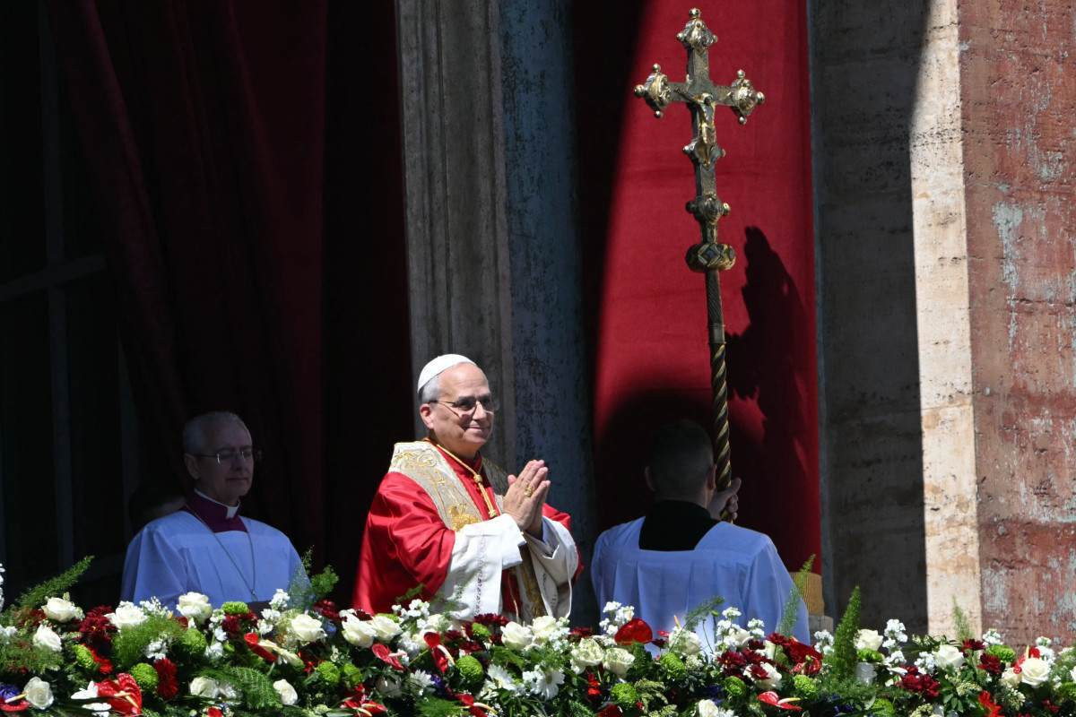 O Papa Leão XIV discursa para a multidão da varanda principal da Basílica de São Pedro, na mensagem Urbi et Orbi e na bênção à cidade e ao mundo, como parte das celebrações da Páscoa ( AFP)