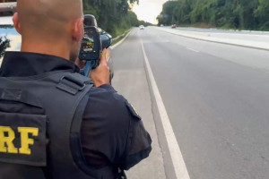 Caminhonete &eacute; flagrada a 168 km/h em rodovia no Grande Recife
