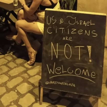 Bar no Rio de Janeiro é multado por placa dizendo que 'cidadãos dos EUA e de Israel não são bem-vindos'/Divulgação