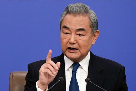 Ministro das Relações Exteriores da China, Wang Yi, falou sobre o país cooperar com a Rússia/Iori Sagisawa/Pool/AFP