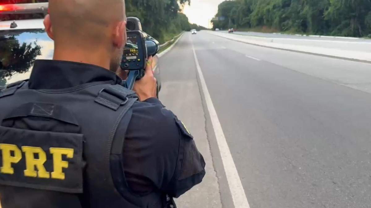 Caminhonete é flagrada a 168 km/h em rodovia no Grande Recife
/Divulgação/PRF
