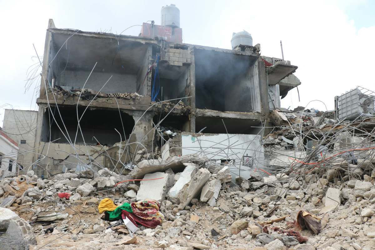 Prédio danificado após ataques israelenses/KAWNAT HAJU / AFP