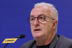 Treinador n&atilde;o resiste &agrave; sequ&ecirc;ncia de nove jogos sem vit&oacute;ria e deixa o clube ap&oacute;s derrota para o Internacional. 