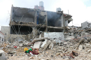 Pr&eacute;dio danificado ap&oacute;s ataques israelenses