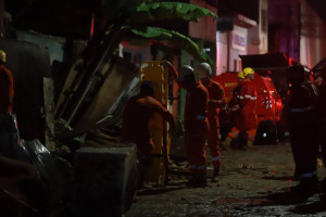 Equipes tentam resgatar v&iacute;timas na Comunidade do Pilar