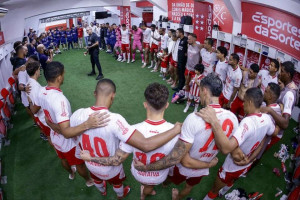 Elenco do N&aacute;utico ap&oacute;s vit&oacute;ria na S&eacute;rie B