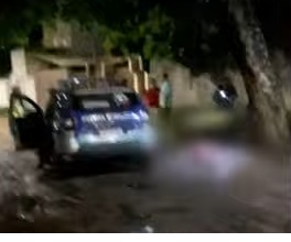 Carro da pol&iacute;cia foi ao local do crime, na noite de domingo (5), em Paulista 