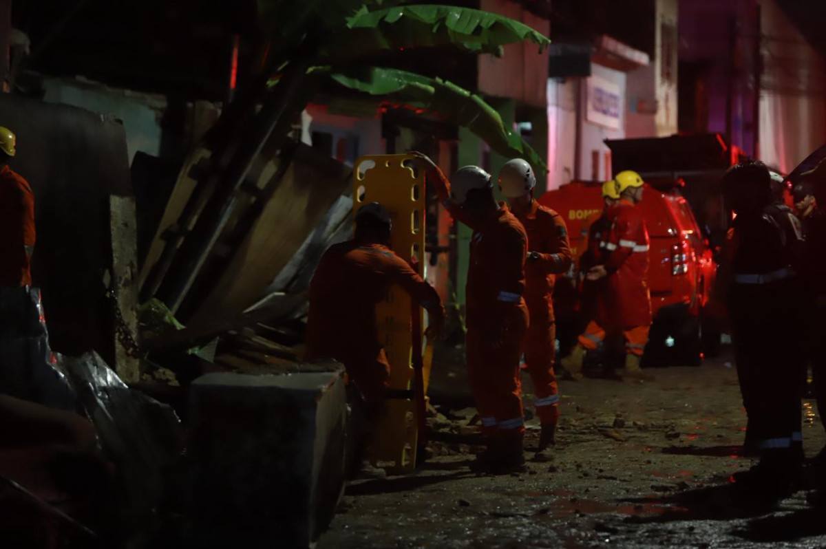 Equipes tentam resgatar vítimas na Comunidade do Pilar/KAROL RODRIGUES/DP FOTO