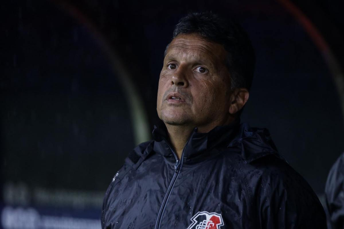 Claudinei Oliveira, técnico do Santa Cruz/Rafael Vieira