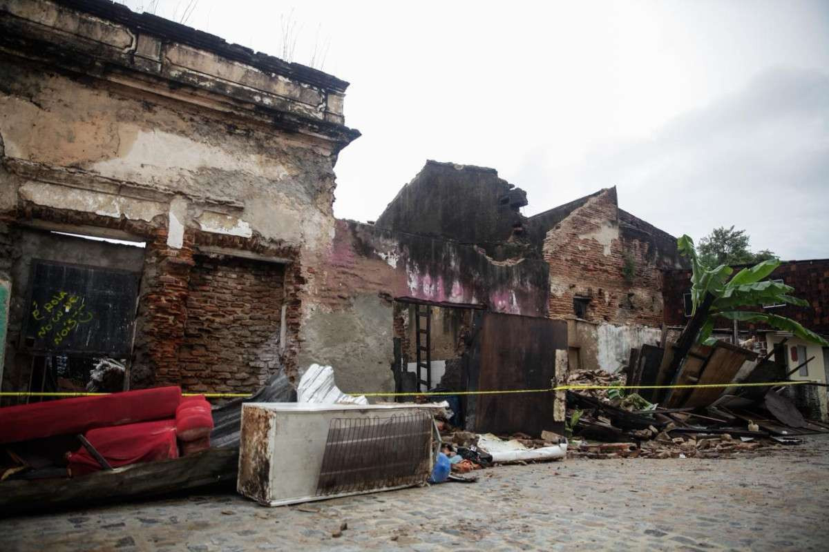 Restos do casarão que desabou no Pilar foram isolados pela Defesa Civil do Recife/Marina Torres/DP