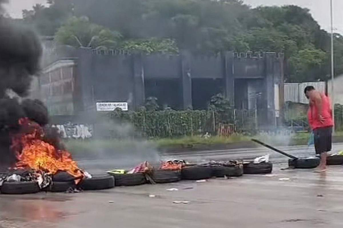 Moradores interditam PE-15 em Paulista após alagamentos provocados pelas chuvas
/Reprodução/Redes Sociais 