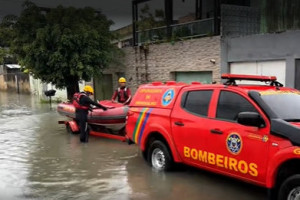 Fam&iacute;lias s&atilde;o resgatadas de alagamento no bairro do Cajueiro, na Zona Norte do Recife