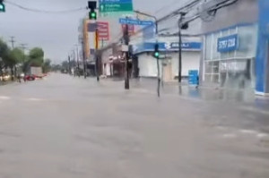 Chuvas provocam diversos pontos de alagamento na Regi&atilde;o Metropolitana do Recife