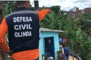 Deslizamentos de barreiras aconteceram no bairro de &Aacute;guas Compridas, enquanto que a queda do muro ocorreu no bairro do Fragoso
