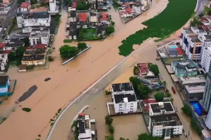 Imagens a&eacute;reas que circulam nas redes sociais mostram diversas ruas alagadas, dificultando a sa&iacute;da dos moradores de suas resid&ecirc;ncias. 