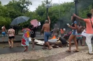 Moradores do Pilar fizeram protesto, nesta ter&ccedil;a (7), ap&oacute;s trag&eacute;dia em comunidade