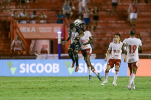 Defesa do N&aacute;utico contra a Ponte Preta