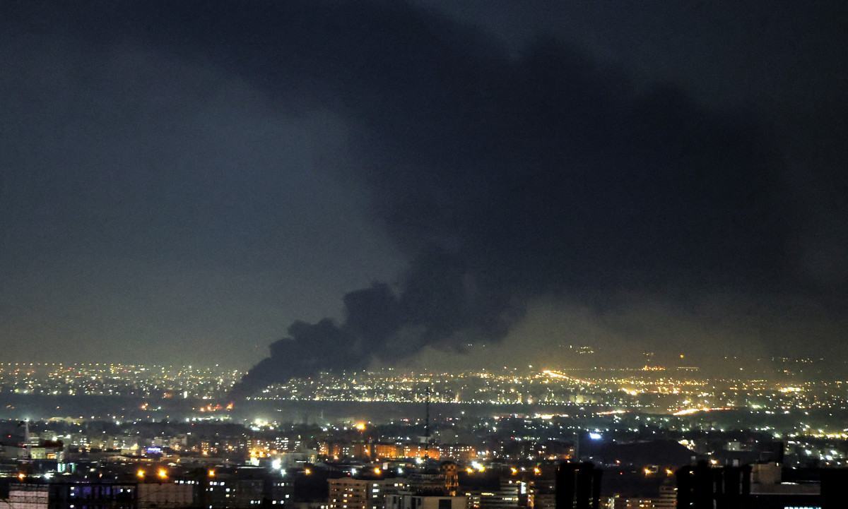 Fumaça sobe do local de um ataque conjunto entre Estados Unidos e Israel contra a capital iraniana, Teerã/ AFP