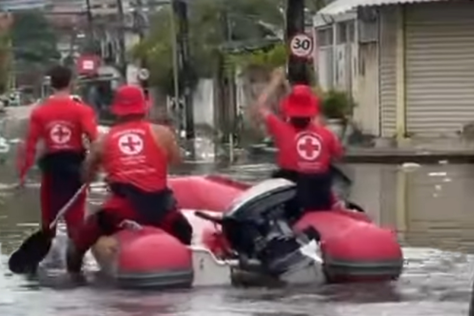 Bombeiros atuando durante chuvas desta terça em Olinda/REPRODUÇÃO/VÍDEO