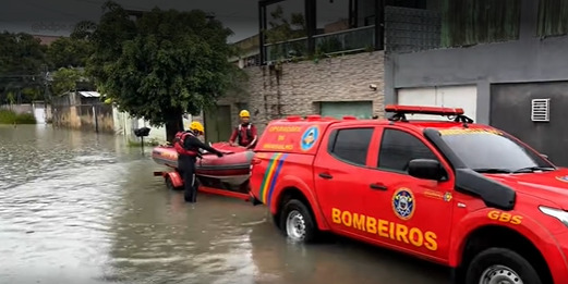 Famílias são resgatadas de alagamento no bairro do Cajueiro, na Zona Norte do Recife


/Reprodução/redes sociais