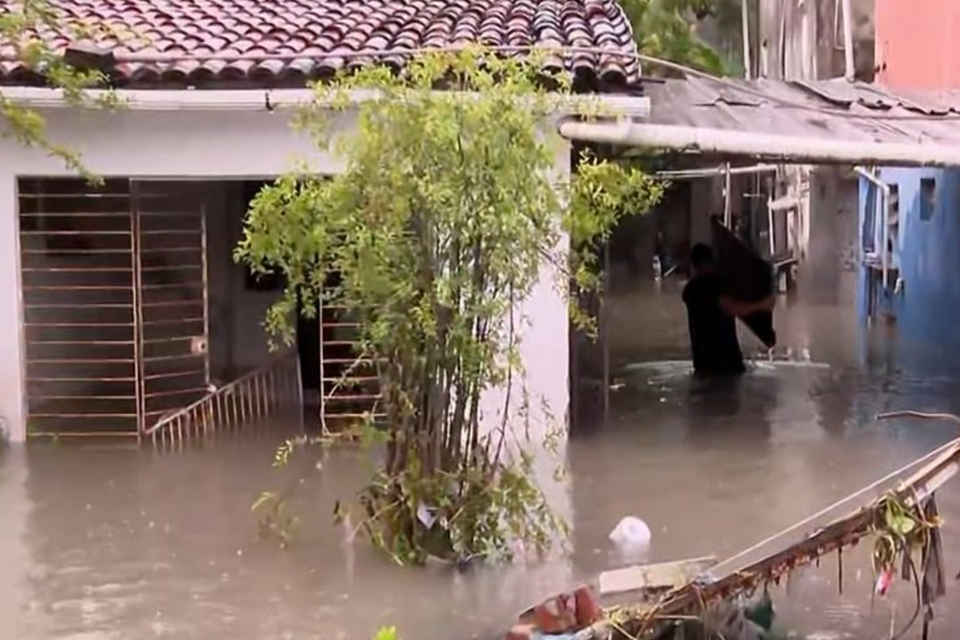 Casa alagada em Olinda na manhã desta terça (7)/REPRODUÇÃO/VÍDEO