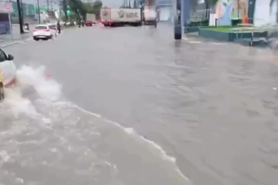 A Avenida Mascarenhas de Morais é uma das localidades do Recife com maior número de áreas alagadas/Foto: Reprodução / Redes sociais