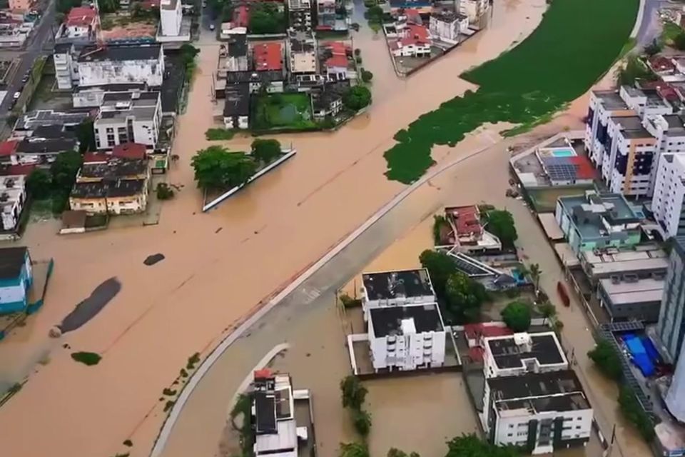 Imagens aéreas que circulam nas redes sociais mostram diversas ruas alagadas, dificultando a saída dos moradores de suas residências. /Foto: Reprodução / Redes Sociais