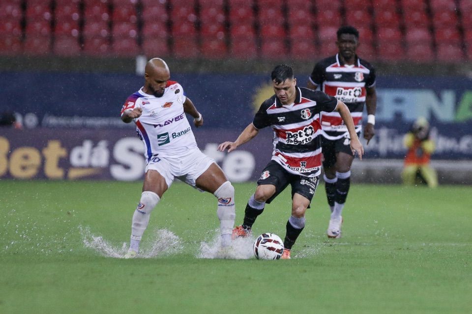 Gramado da Arena de Pernambuco em partida entre Santa Cruz x Itabaiana/Rafael Vieira / DP Foto