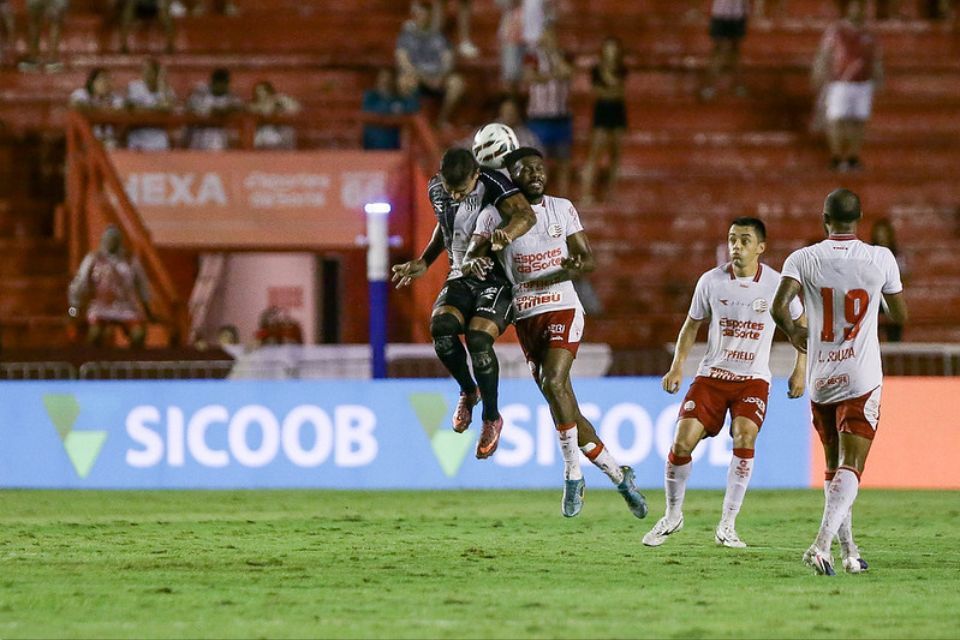 Defesa do Náutico contra a Ponte Preta/Rafael Vieira / CNC